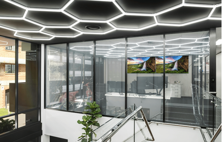 Oświetlenie LED w firmie – jak znacząco obniżyć koszty energii elektrycznej?