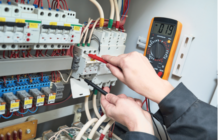 Pomiary elektryczne w praktyce – jak prawidłowo wykonać podstawowe testy?