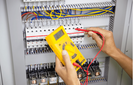 Okresowe przeglądy instalacji elektrycznej, które warto zrobić przed sezonem letnim