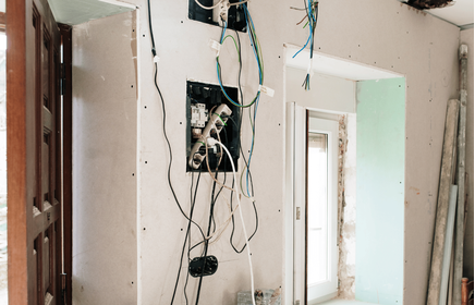 Wymiana instalacji elektrycznej w starym domu – poradnik krok po kroku