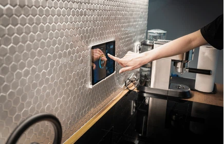 Instalacje elektryczne w domach inteligentnych – od czego zacząć?
